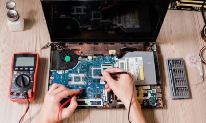 Expert Technician Fixing hardware Problem